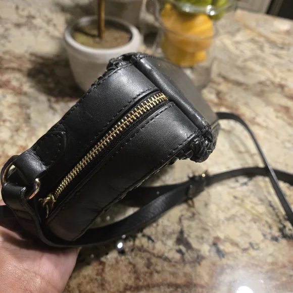 & Other Stories Brand Crossbody - Picture 2 of 7